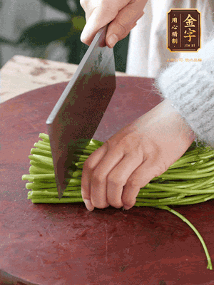 正嫩的藜蒿，掐頭去除根部，切小段