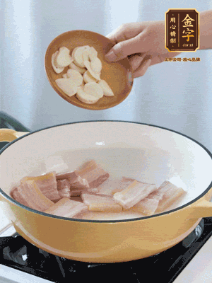 熱油下咸肉煸出香味，加蒜片、毛豆翻炒均勻