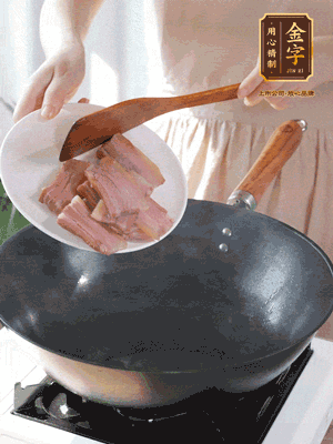 豬油熱鍋，下咸肉煸香，再下蔥姜提鮮