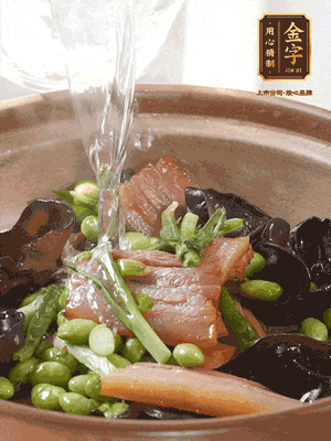 轉(zhuǎn)入砂鍋，加入開(kāi)水、百葉結(jié)燉煮10分鐘