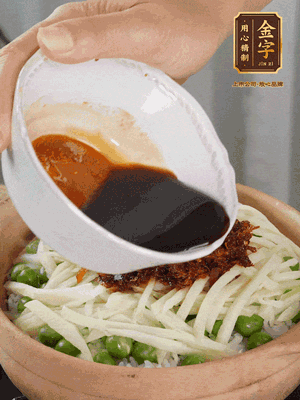 繼續(xù)小火燜3分鐘，淋上XO醬攪拌均勻。
