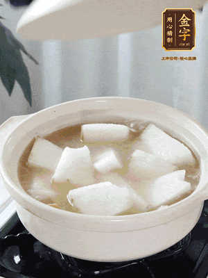 最后下冬瓜繼續(xù)燉煮10分鐘，撒上蔥花點綴。