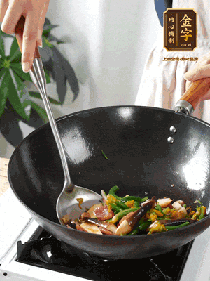 煸香蒜末，下香腸翻炒均勻，再依次下雞縱菌、黃瓜花