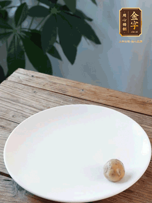 做水油皮、油酥 將油皮材料放入料盆中，加100ml水?dāng)嚢璩裳┗ㄆ瑺?。在案板上反?fù)揉搓成有一定筋度的光潔面團，搓成14個團子。
