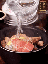 所有食材放入電飯鍋，加2勺料酒，足量的開(kāi)水，按煲湯鍵煮湯