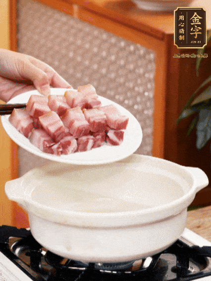 鍋內(nèi)倒油，下咸肉微微煸炒，再放排骨炒一下