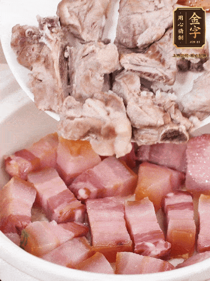 倒入開水燉煮，大火燒開后轉(zhuǎn)小火
