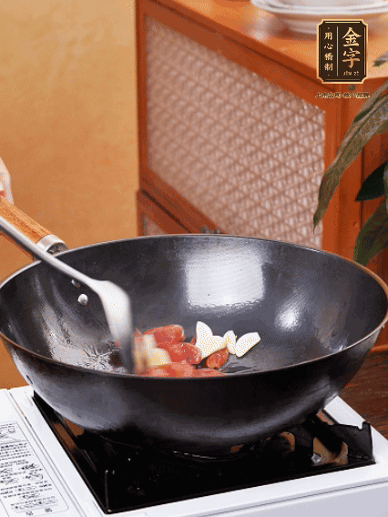 熱油，香腸微微煸出香味，加蒜片、小米辣