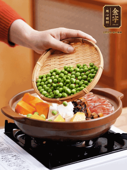 再鋪上臘腸、醬油肉、豌豆，小火煲6分鐘