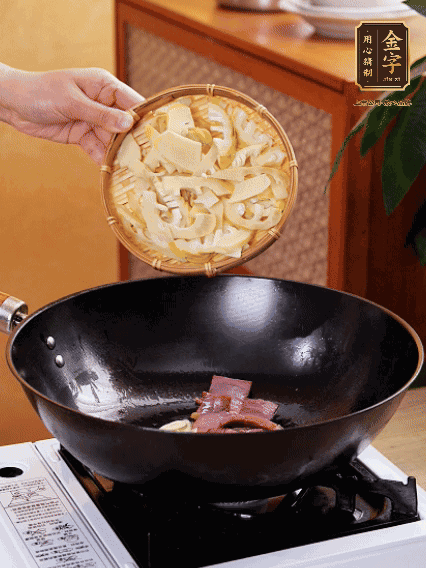 油熱，下蒜末、火腿煸炒出香味，再下筍片微微翻炒