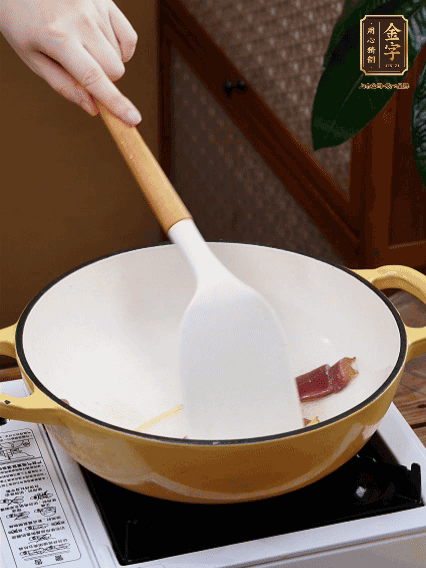 油熱，姜絲、火腿微微煸出香味