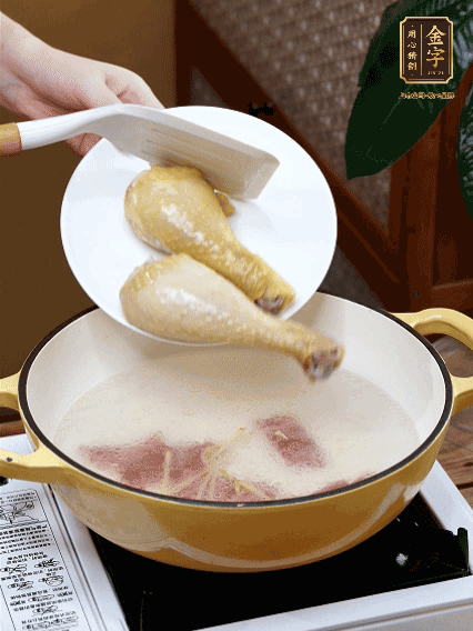 倒清水，放雞腿，大火煮開轉(zhuǎn)中小火煮20分鐘
