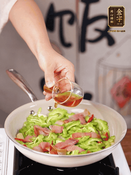 淋一圈料酒，少許糖調(diào)味